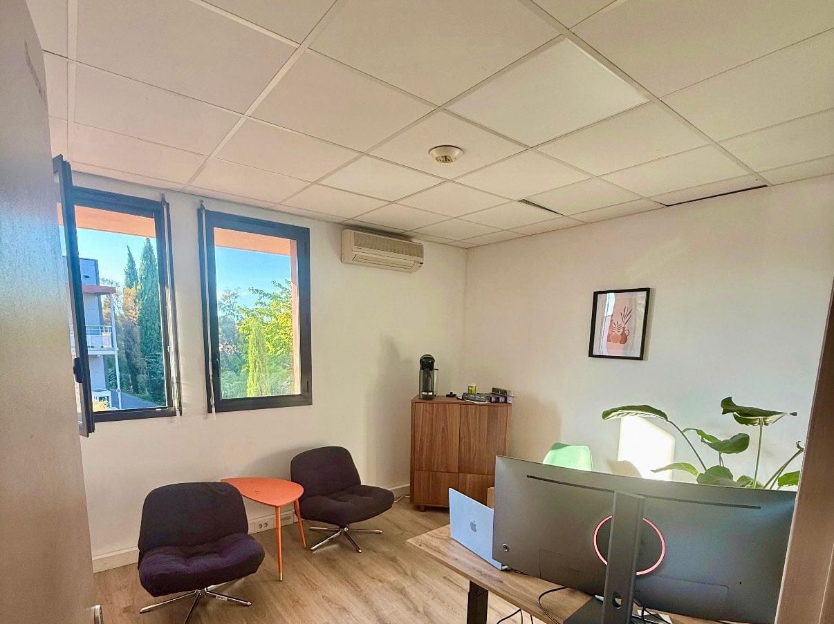 Location de bureau à Pertuis — bureau privatif meublé 13 m²