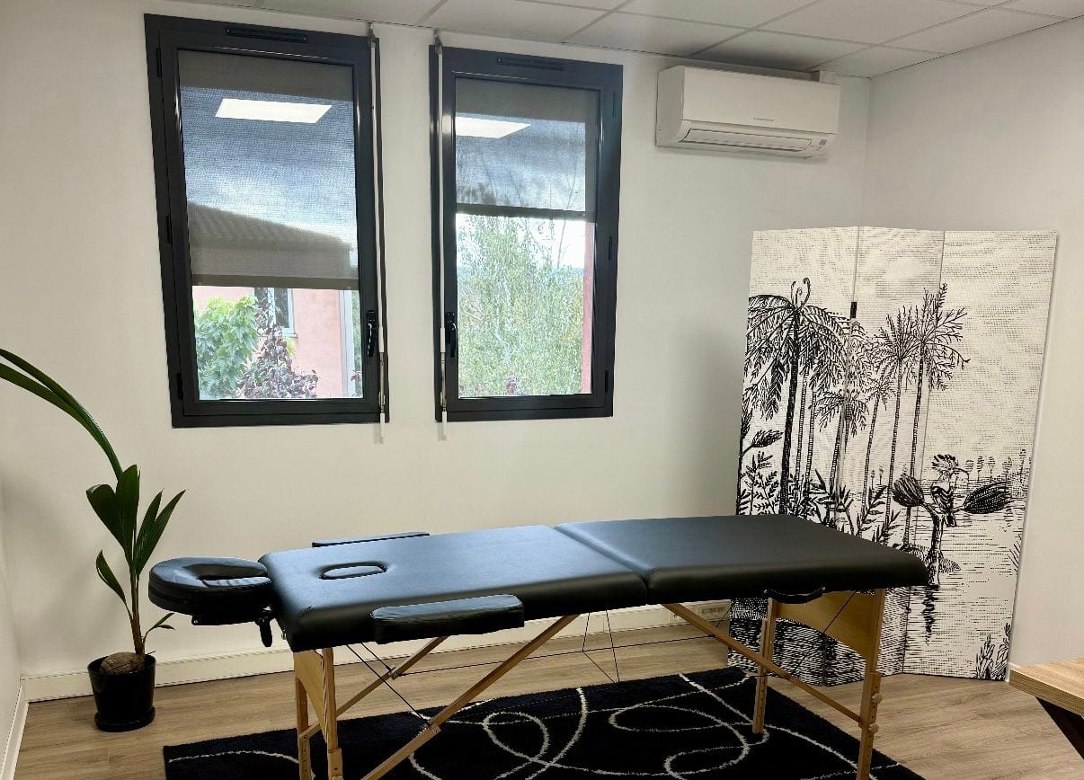 Espace de soins à louer à Pertuis — Espace Soma avec table de massage